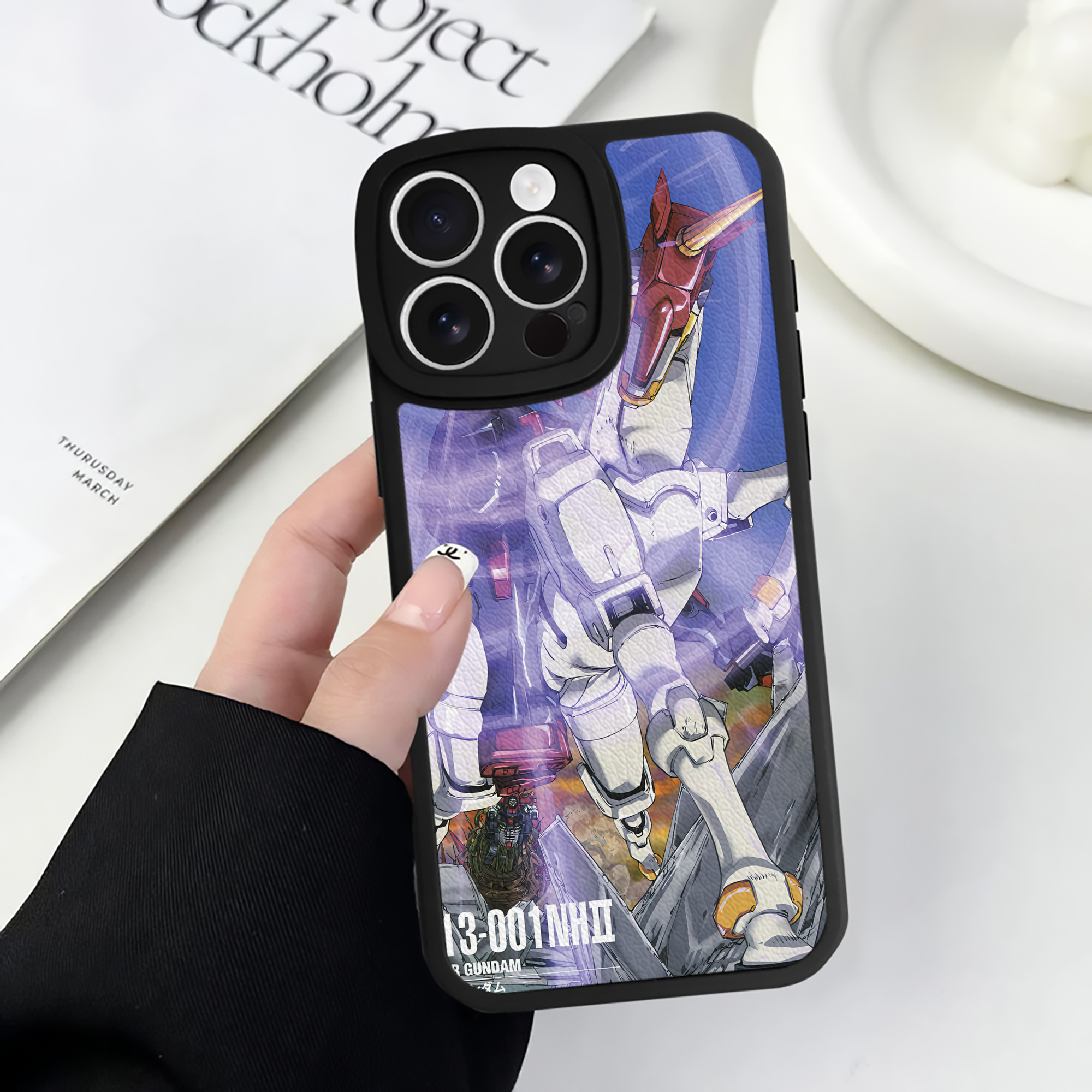 （画像用） 機動戦士ガンダム Mobile Suit Gundam 【iPhone 16シリーズ対応】シリコンスマホケース（レザー調） 材質：シリコン